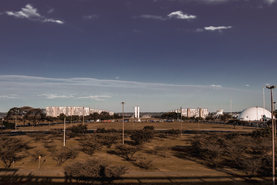 Brasília terá terça-feira (1º) de calor e tempo seco, com máxima de 34°C