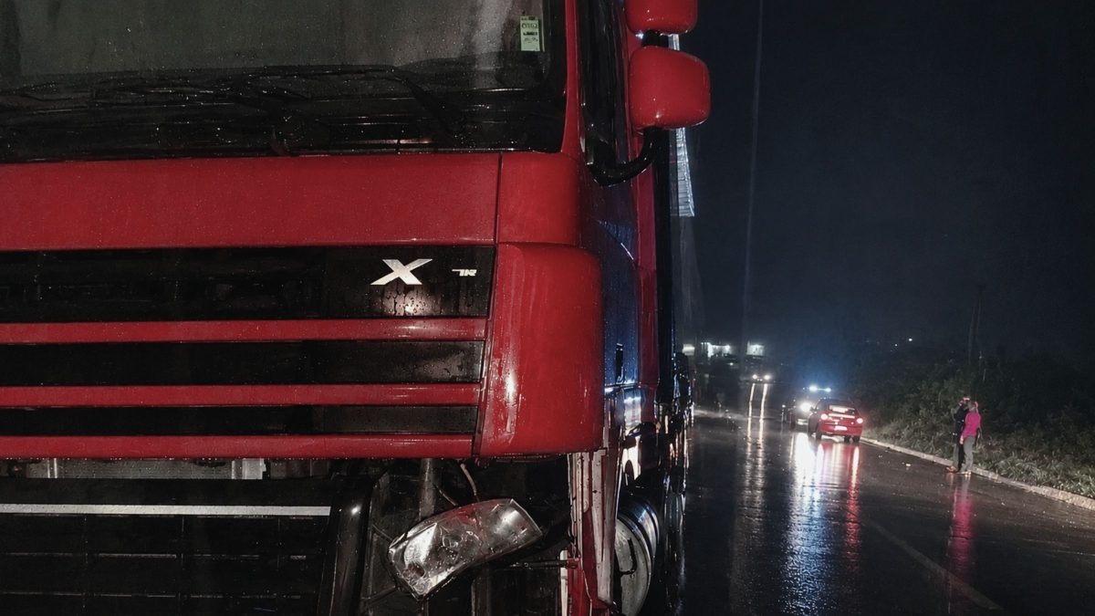 Motociclista morre após sofrer amputações em colisão violenta com carreta em SC