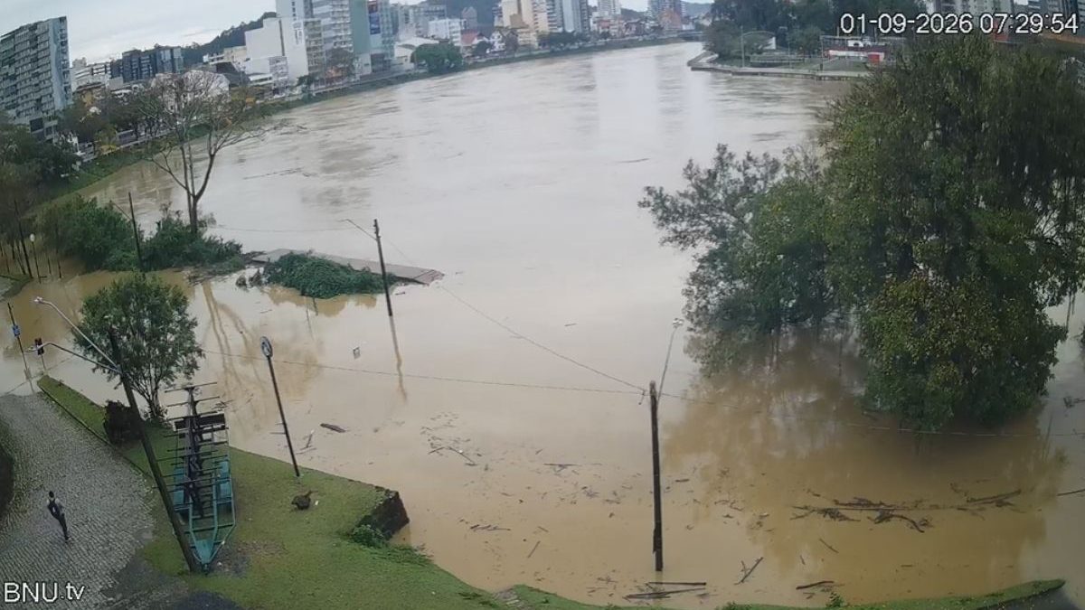 Rio Itajaí-Açu avança, ultrapassa primeira cota de enchente e deve atingir pico de 7,70 metros em Blumenau