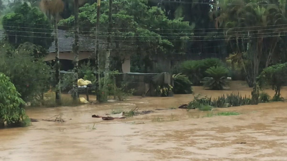 Risco de temporais em SC faz cidade orientar rotas de fuga e mochilas de emergência