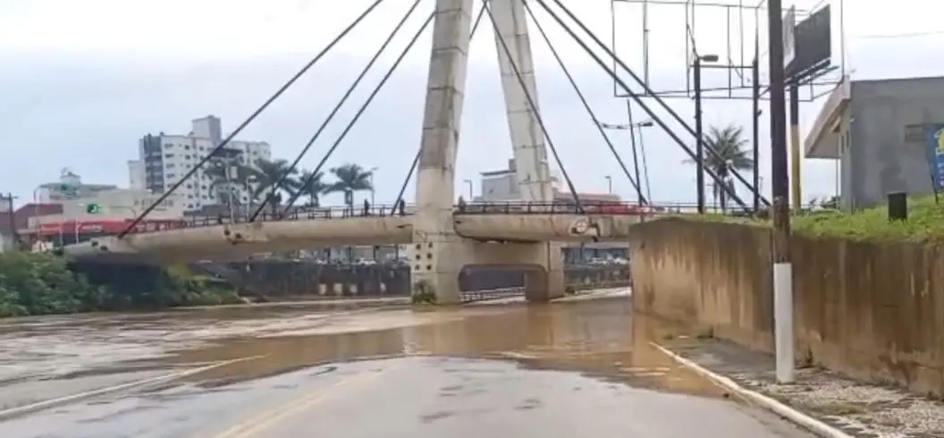 (VÍDEO) Beira-Rio é interditada e rio começa a sair da calha