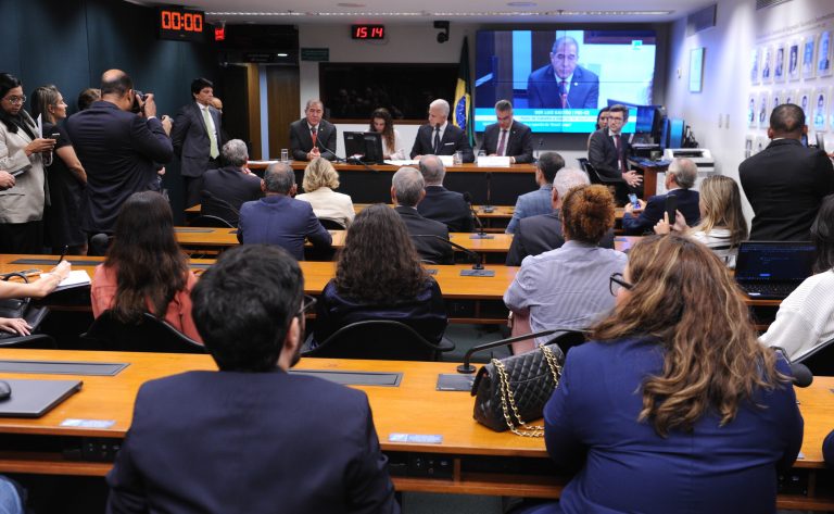 Comissão externa sobre pirataria pode votar relatório parcial nesta terça