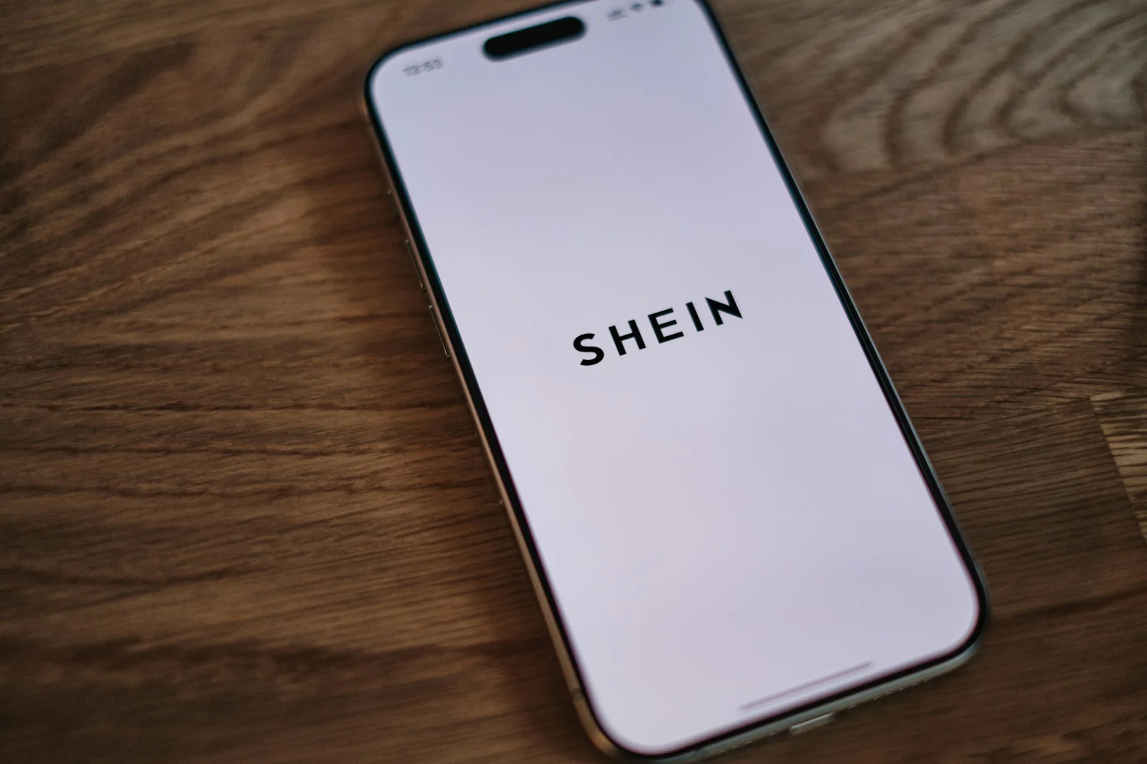 Ações da Shein caem 9% em sua estreia na Bolsa de Hong Kong