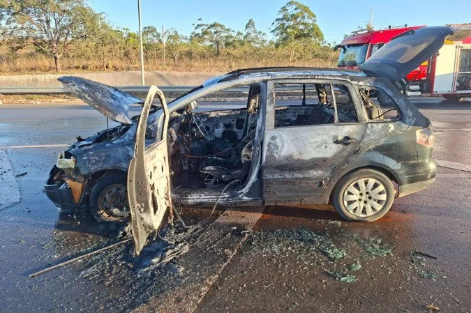 Carro pega fogo e interdita trecho de via em Sobradinho