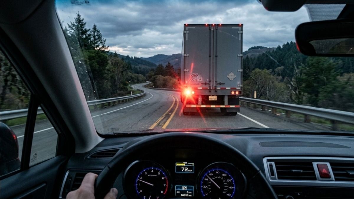 Perigo na ultrapassagem: entenda o que significa a seta esquerda do caminhão na estrada e evite um erro grave durante a manobra