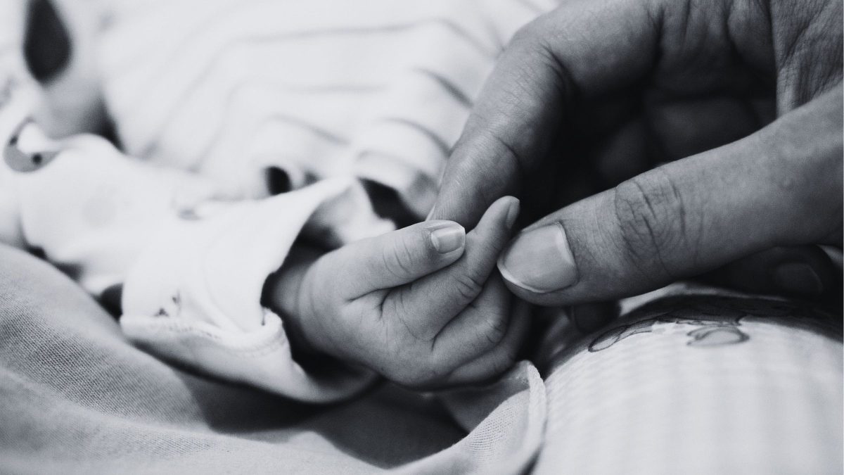 Casal leva bebê de 4 meses morto à UPA, deixa filho de 4 anos trancado no carro por horas e é preso por abandono de incapaz em SC