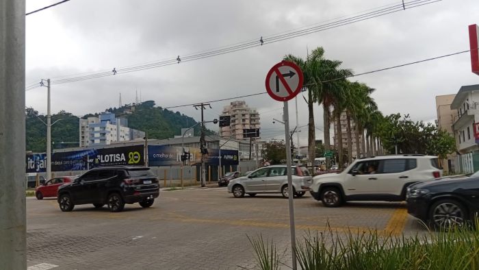 Centro de Itajaí tem trânsito pesado nesta terça-feira