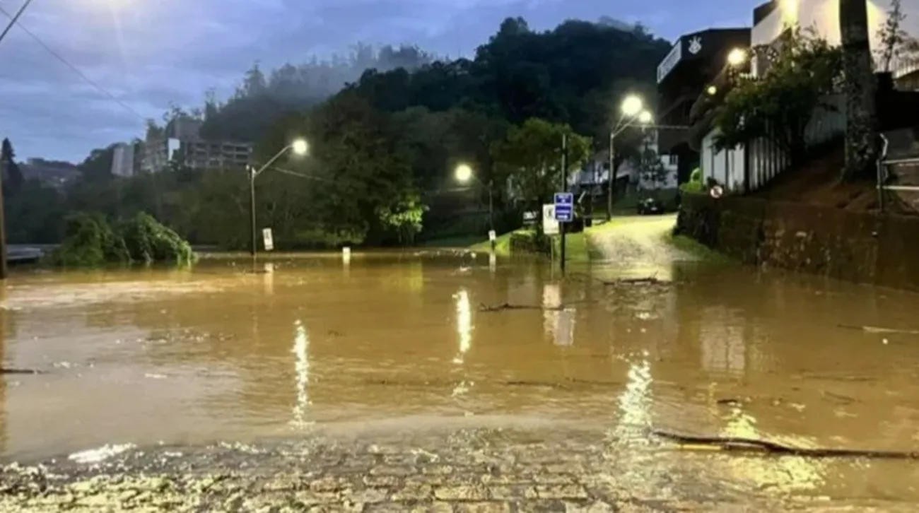 Blumenau monitora Rio Itajaí-Açu que se aproxima de nível de enchente | G1