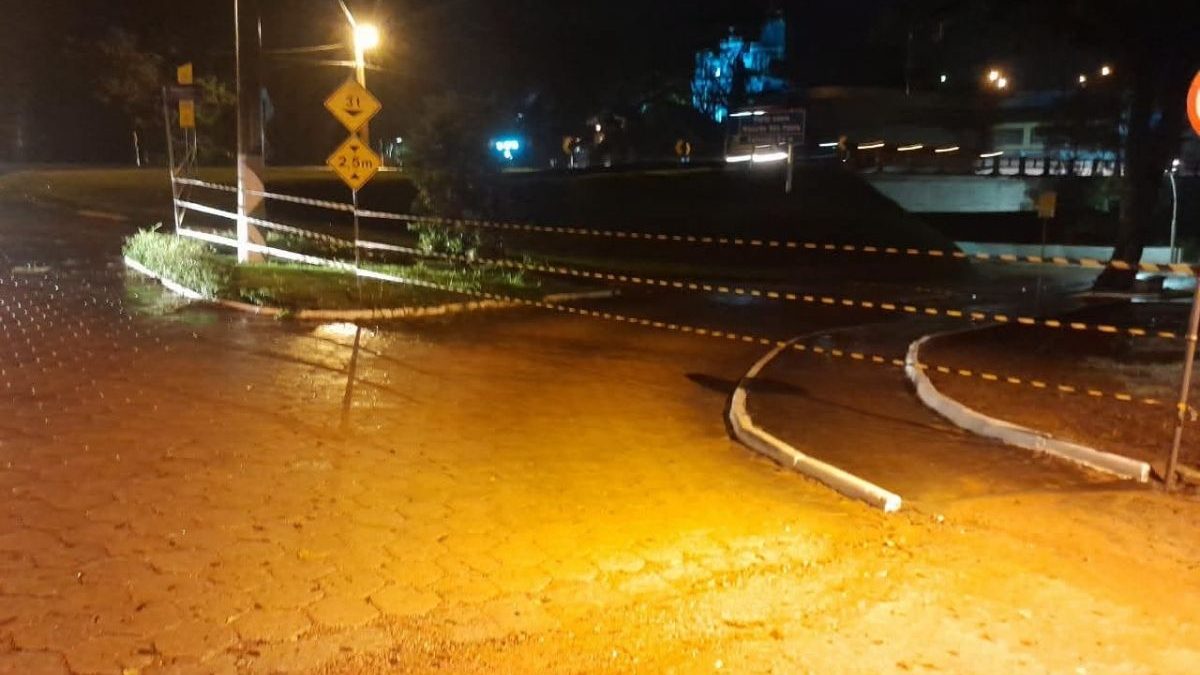 Rio avança, ultrapassa 10 metros, bloqueia rua e coloca cidade de SC em alerta