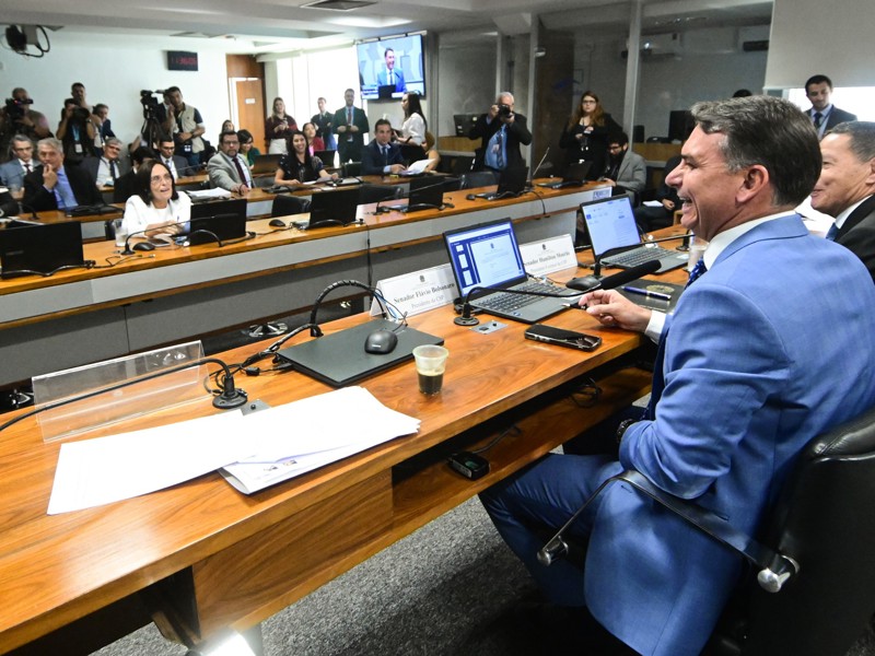 Em meio à campanha, Flávio preside Comissão de Segurança no Senado