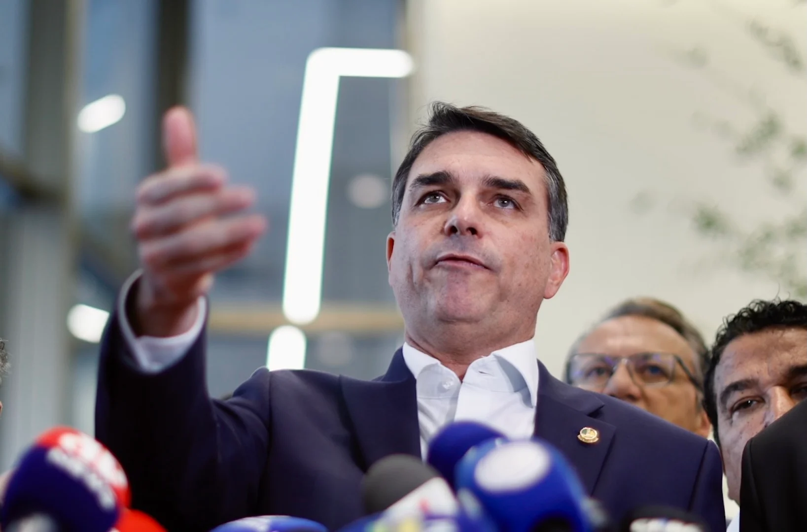 Flávio chama Moraes de “advogado de Vorcaro” e pede renúncia