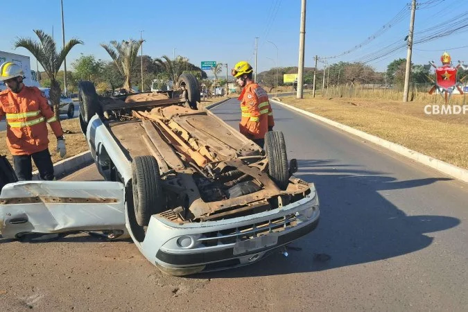 Carro capota e deixa motorista com lesão no braço e ferimentos na cabeça