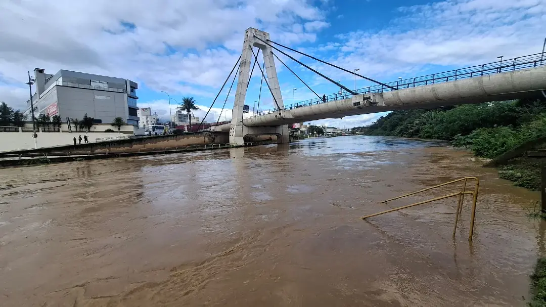 Rio Itajaí-Mirim começa a baixar após pico de 5,10 metros em Brusque
