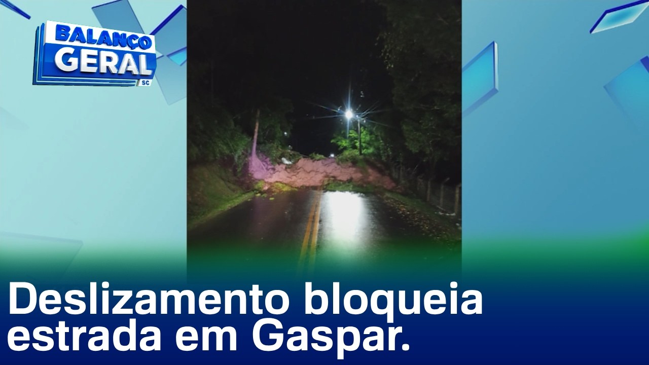 Chuvas: deslizamento de terra bloqueia estrada geral de Gaspar.