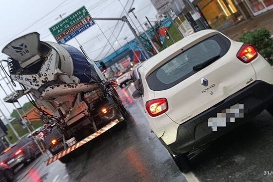 Caminhão atinge traseira de Kwid em acidente na Rua 3100 em BC