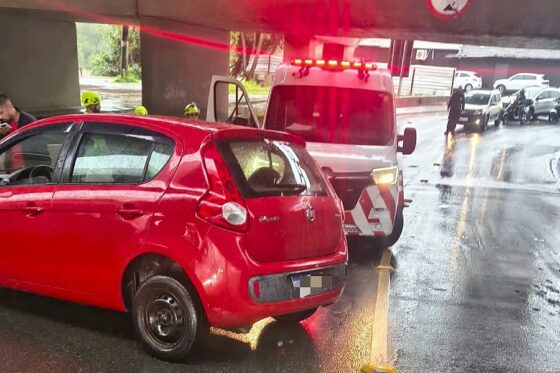 Carro sofre quebra no eixo de direção e termina batendo em mureta na Rua 3700
