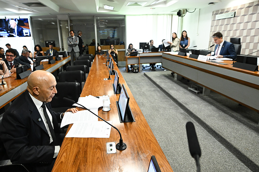 CE aprova consulta a dados fiscais de estudantes com dívidas no Fies