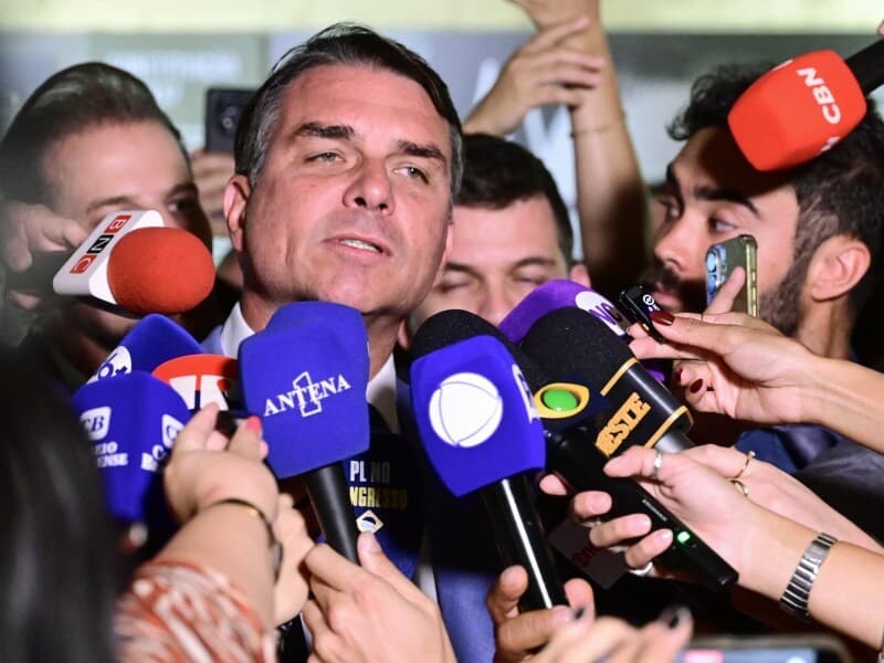 Moraes "não tem condições de permanecer no STF", diz Flávio Bolsonaro