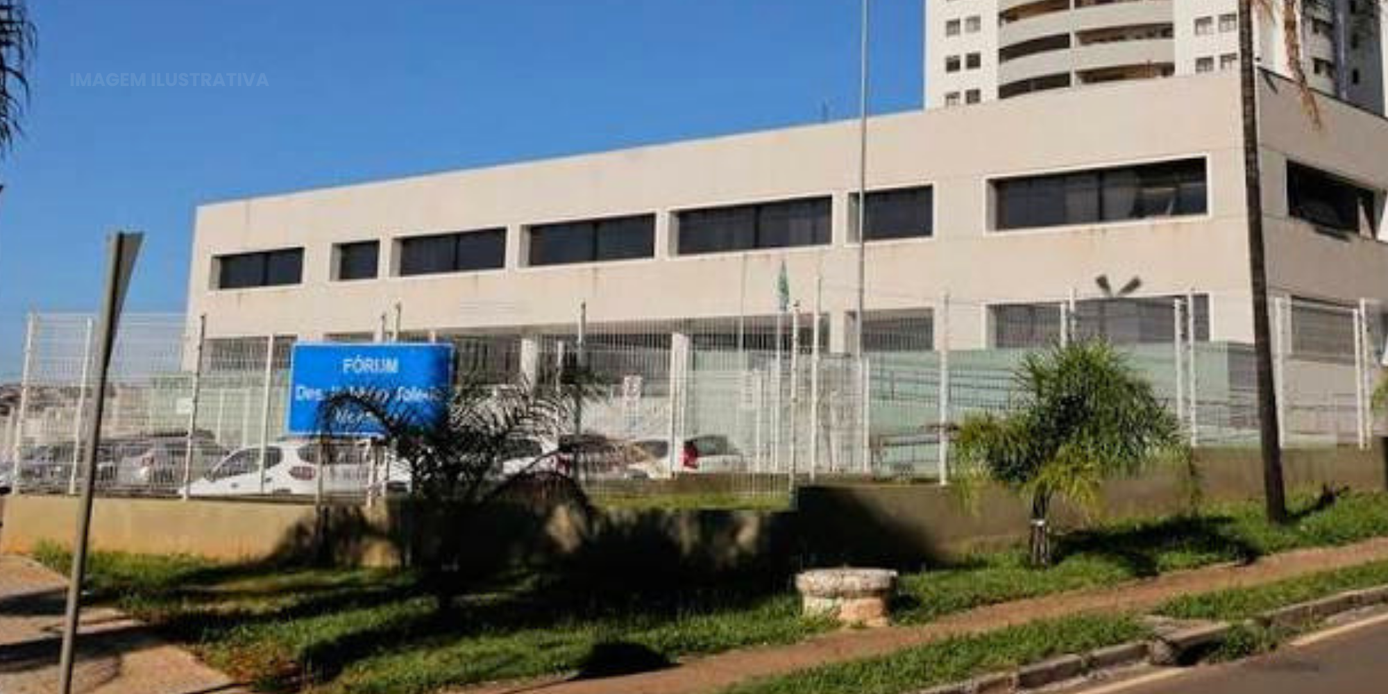 PM intervém após mulher arremessar dejetos na entrada do Fórum de Águas Claras