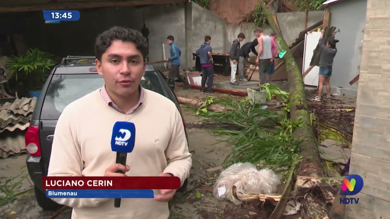 Blumenau deslizamento de terra destrói casa no bairro da Velha e moradora escapa por pouco.