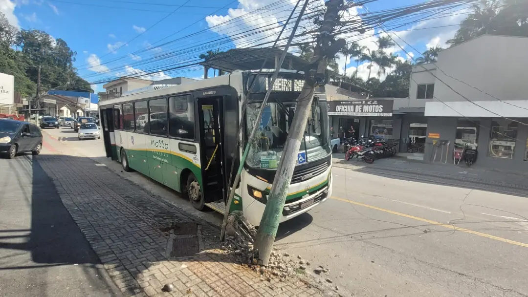 Ônibus bate contra poste e deixa 6,6 mil unidades sem energia no bairro Santa Rita