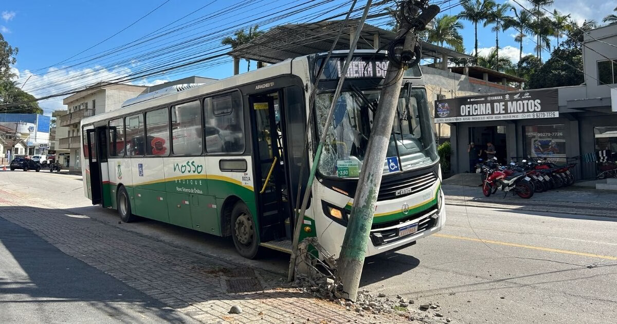 Bairros de Brusque ficam sem energia após ônibus colidir com poste
