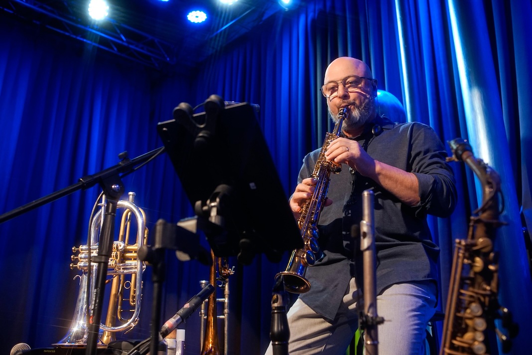 Evandro Hasse estreia show autoral no Festival de Música de Itajaí nesta sexta-feira