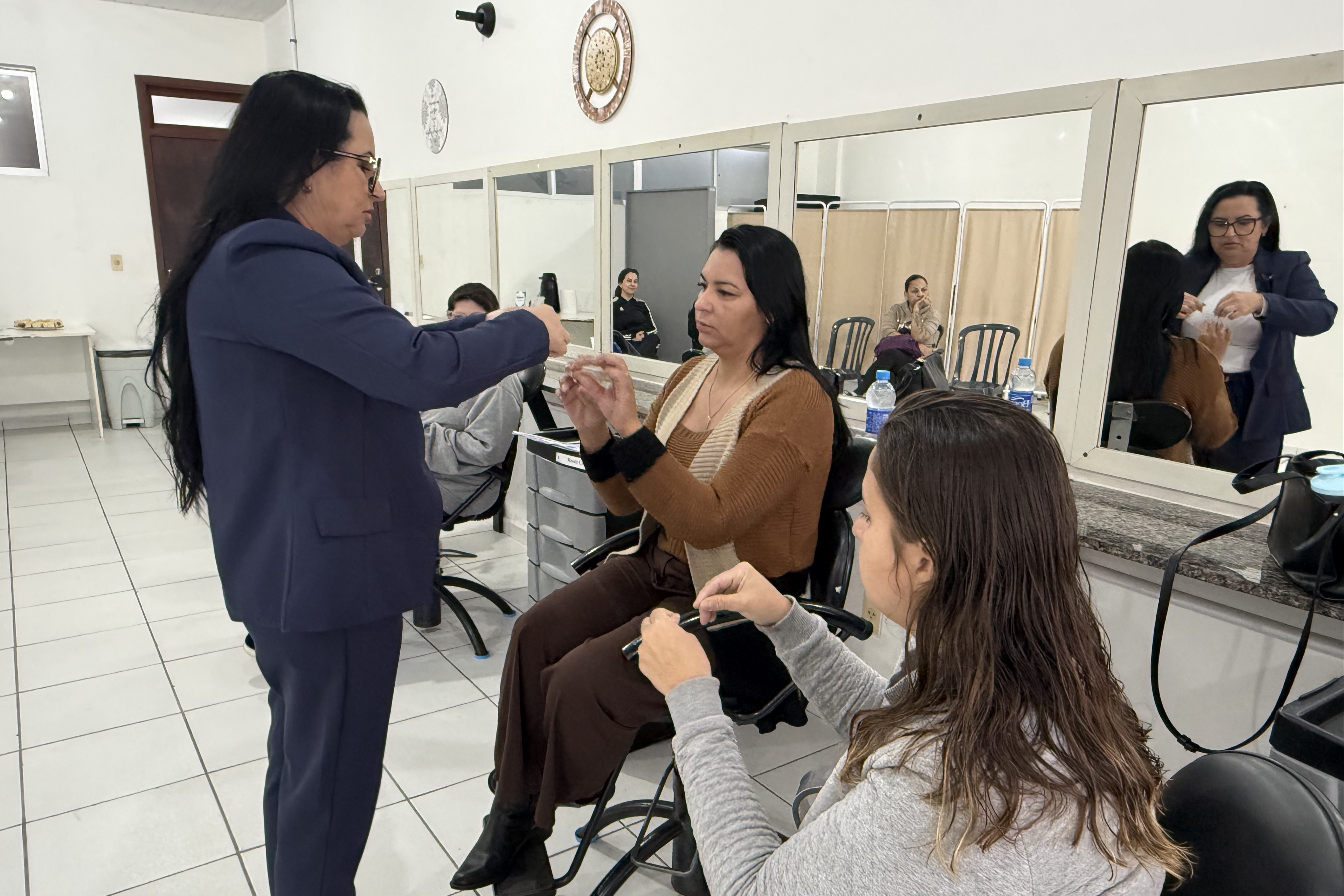 Balneário Camboriú inicia curso gratuito de corte e visagismo focado em qualificação profissional