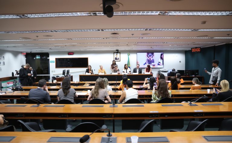Debatedores pedem agilidade no diagnóstico de esclerose múltipla no SUS