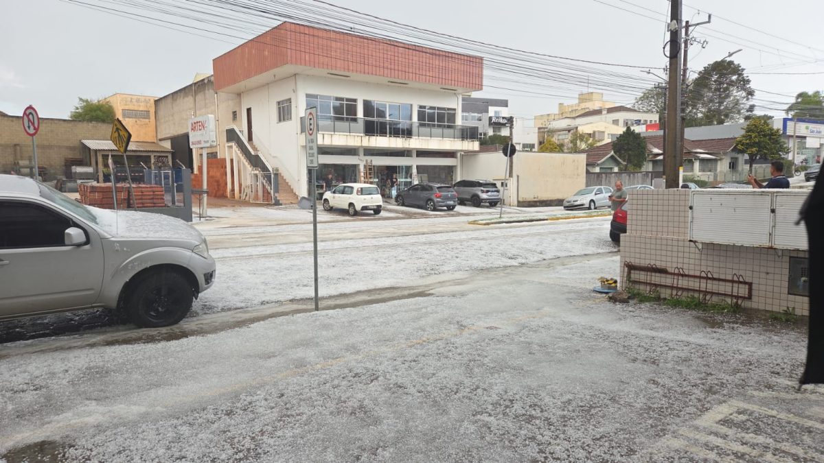 Temporal transforma ruas de cidade de SC em ‘tapete’ de granizo; veja imagens