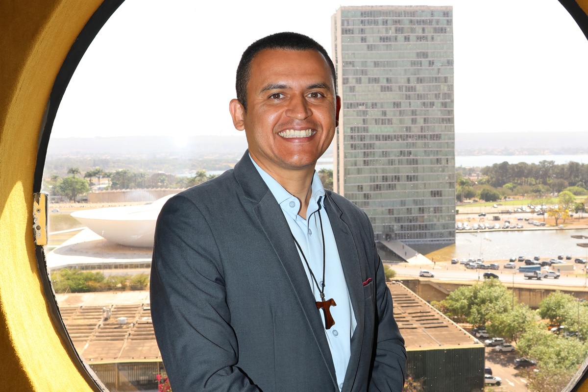 Candidato a federal, cantor católico quer ser “ponte” para a população
