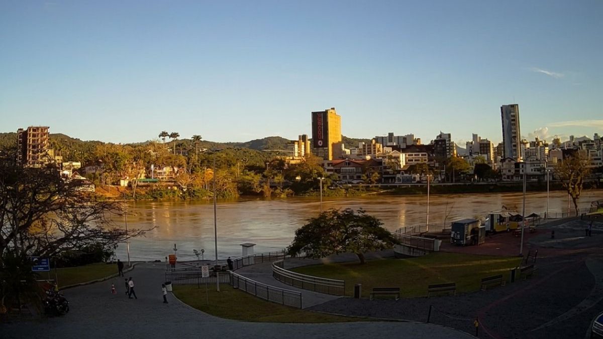 Chuva dá trégua e nível do rio Itajaí-Açu recua em Blumenau após atingir cota de alagamento