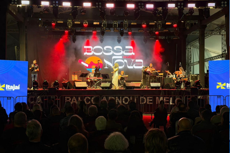 Público cantou junto os sucessos da Bossa Nova no quarto dia do Festival de Música nesta terça-feira (1º)