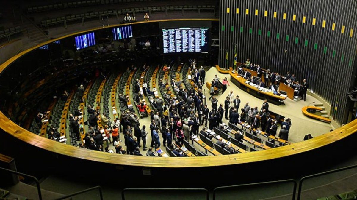 Fim da escala 6×1, ‘taxa das blusinhas’ e PEC da Segurança estão na pauta do Congresso nesta quarta (2); veja o que está em jogo