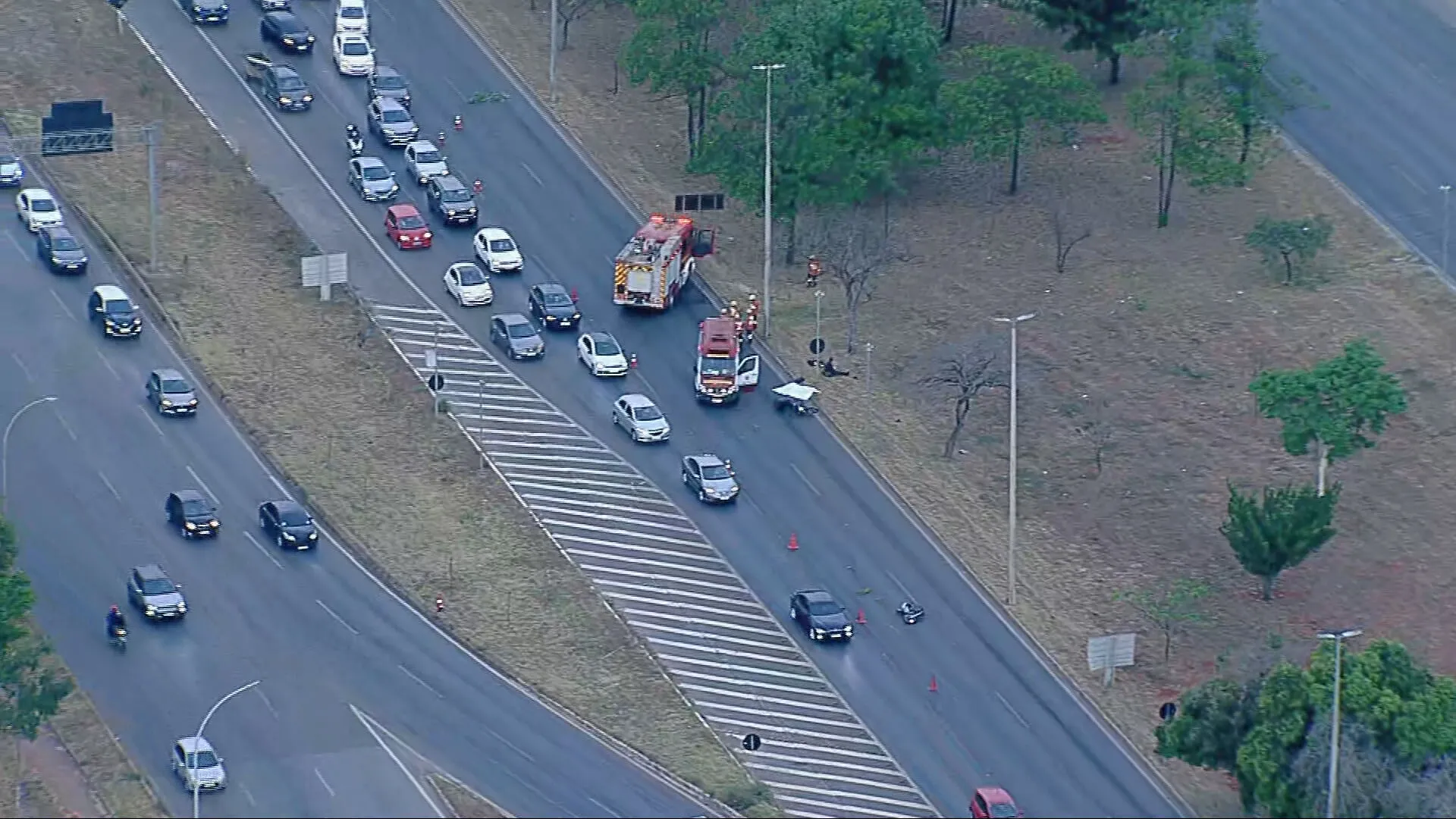 Motociclista morre em acidente na EPIA, no DF; motoristas enfrentam engarrafamento