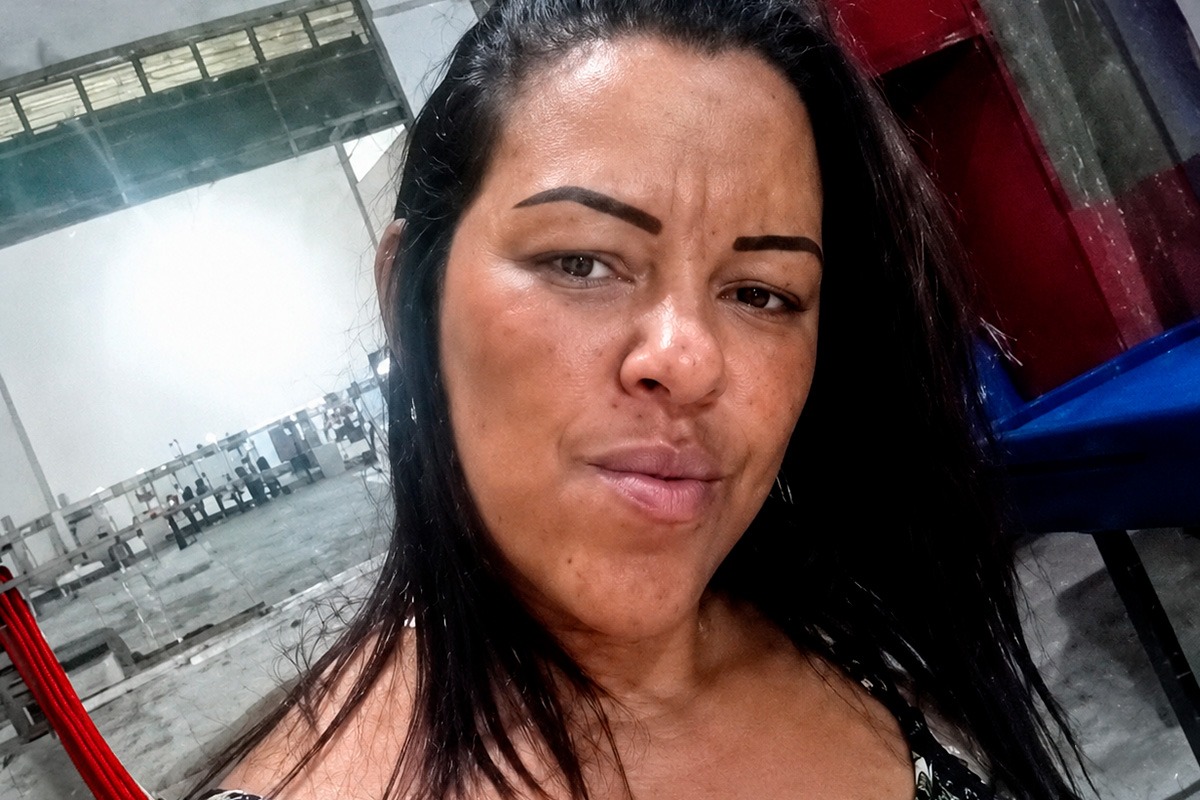 "Amiga" que segurou mulher para que o ex a esfaqueasse está foragida