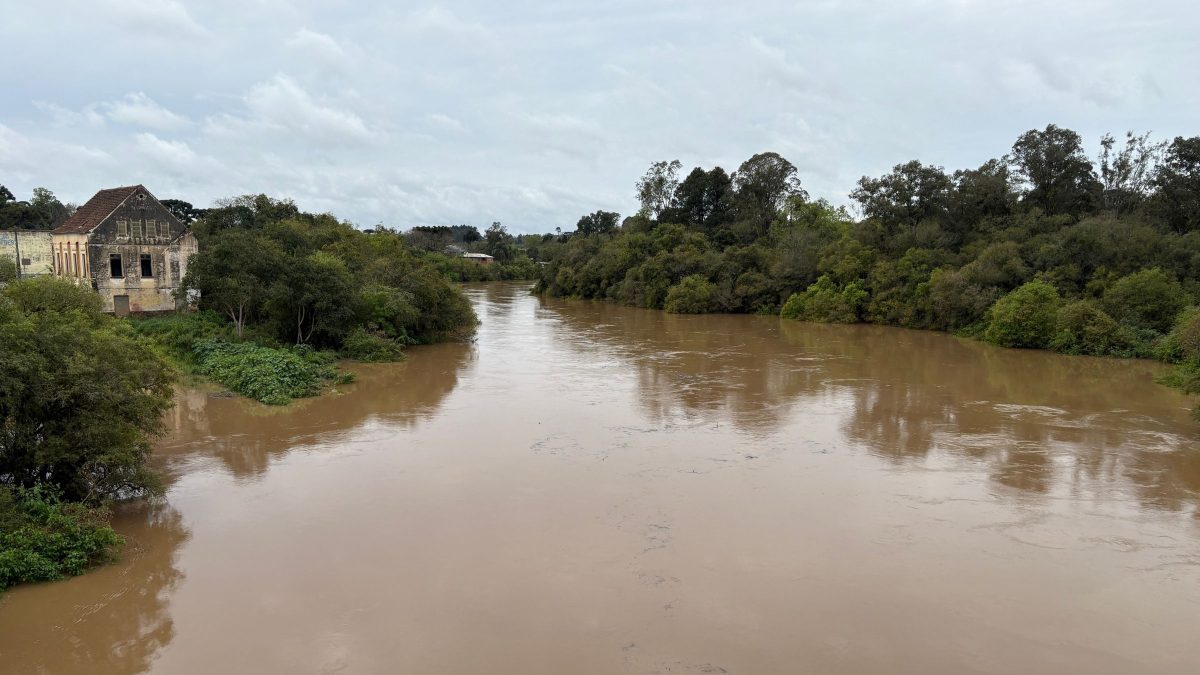 Nível do rio não para de subir e mais de 40 pessoas deixam suas casas em cidade de SC