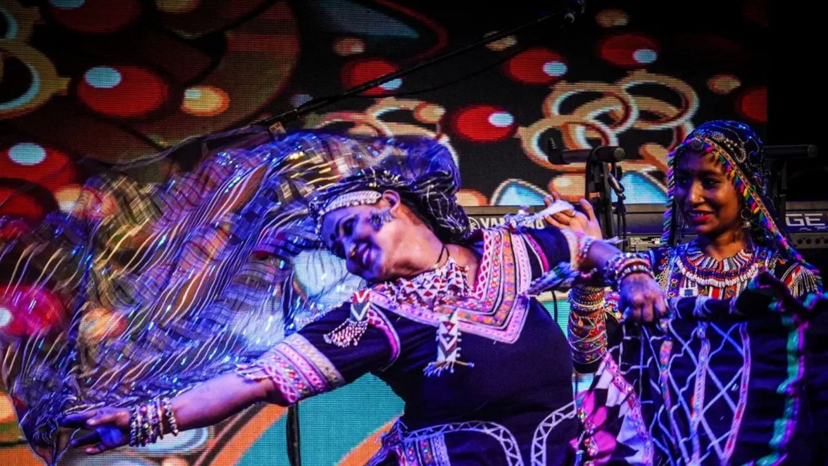 Ela foi enterrada viva poucas horas após nascer por ser menina, mas sobreviveu ao destino cruel, transformou movimentos de cobras em dança e conquistou palcos internacionais
