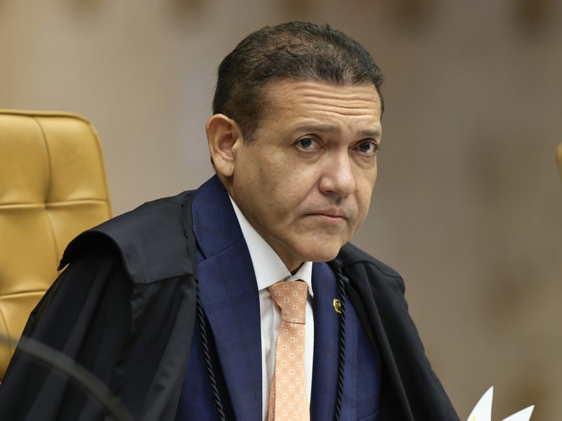 Nunes Marques manda retirar post com imagem de IA de Flávio e Vorcaro