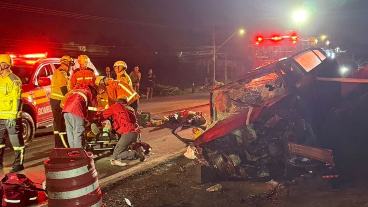 Colisão violenta com máquina de obra deixa motorista encarcerado e carro completamente destruído em SC