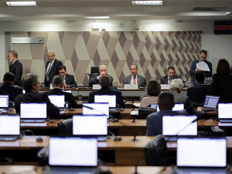 Fim da escala 6x1: Aziz rejeita 36 emendas e mantém texto da Câmara