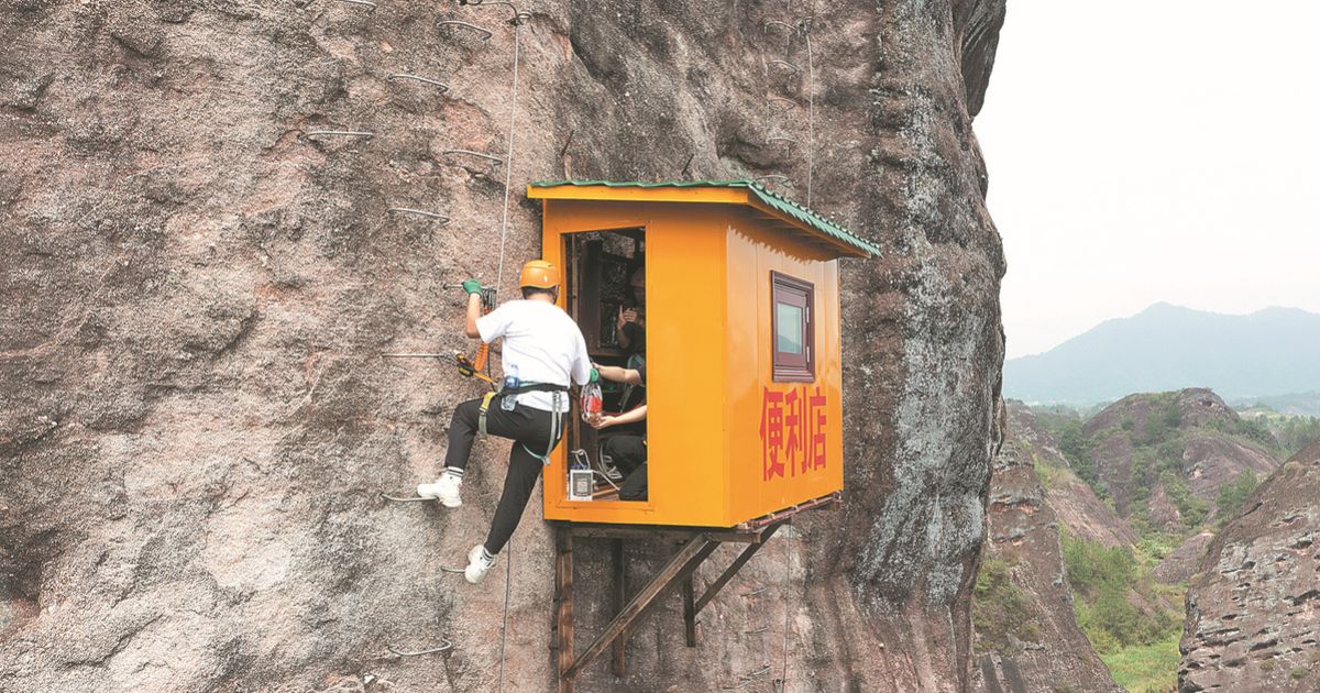 Escaladores estavam subindo uma parede rochosa até que encontraram a 120 metros do chão uma loja que vende lanches e aceita pagamento por QR Code