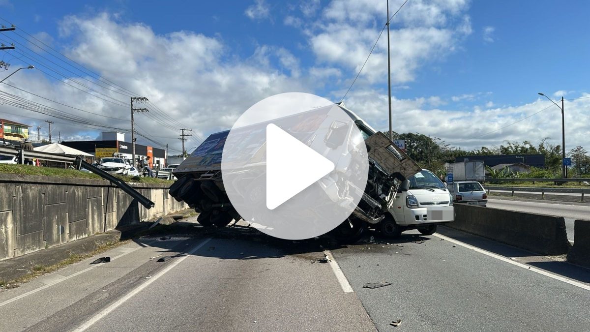Caminhão perde o controle, ‘voa’ sobre guard rail, invade a BR-101 e ‘trava’ trânsito na Grande Florianópolis