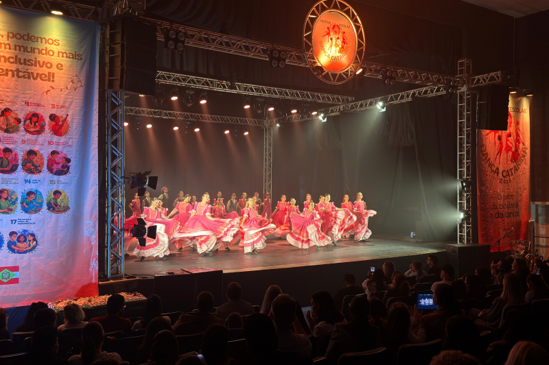 Itajaí sedia etapa do maior festival escolar de dança de Santa Catarina na última terça-feira (1)