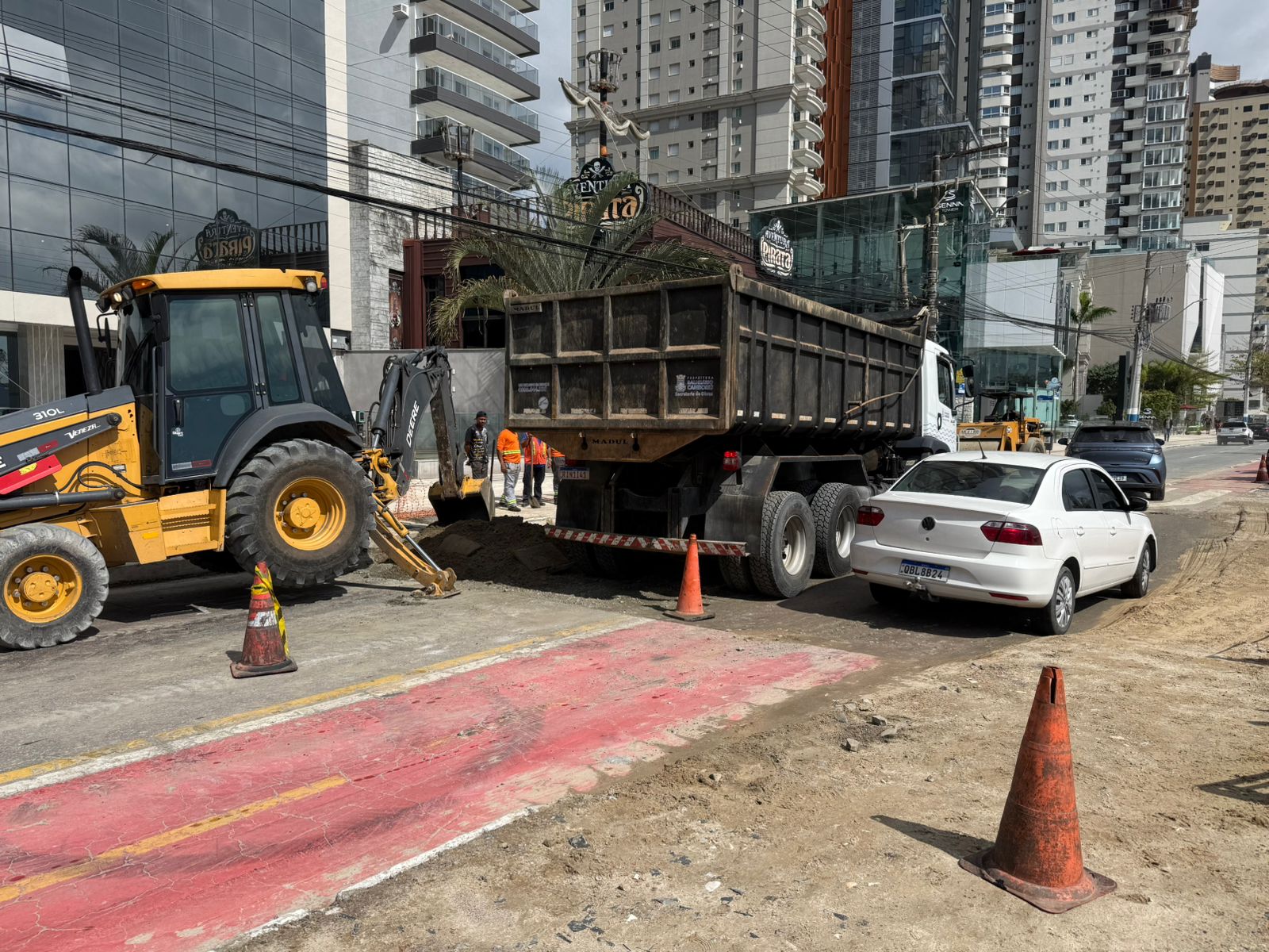 Trânsito é desviado na Avenida Atlântica para obras de requalificação