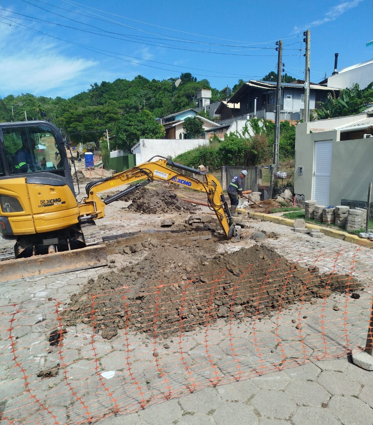 Águas de Bombinhas amplia rede de esgoto com novas obras em Bombas e José Amândio