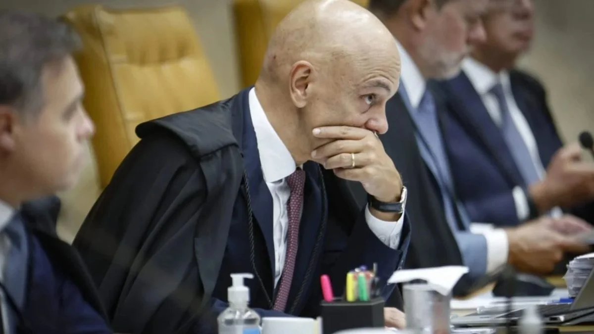Imprensa internacional repercute conversas entre Moraes e Vorcaro