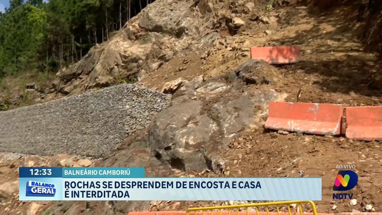 Rochas se desprendem de encosta e casa é interditada em BC
