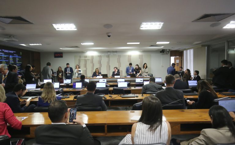 Comissão mista aprova fim da "taxa das blusinhas"; proposta segue para o Plenário da Câmara