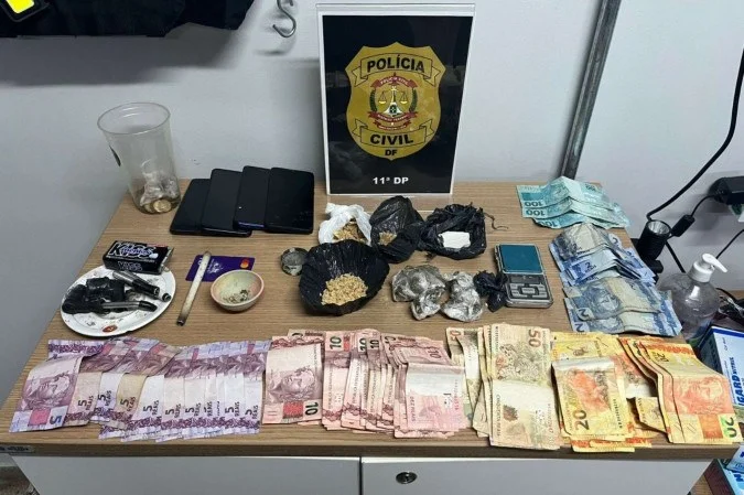 Dois suspeitos são presos em flagrante por tráfico de drogas na Vila Cauhy